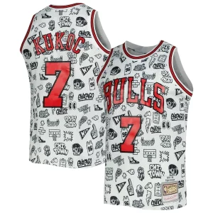 Toni Kukoc Chicago Bulls 1997/98 Moderne Hardwood Classics Doodle Swingman Jersey White - Vêtement de fan emblématique - Montrez votre amour pour l'équipe
